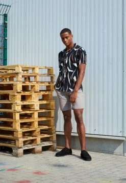 Pier One Contemporary Art Regular Resort- Skjorte - Black