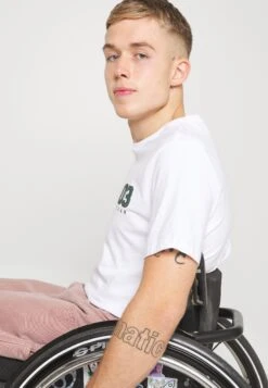 Pier One T-Shirts Med Print - White 20 Pier One T-Shirts Med Print - White -Pier One b46050b6d0524e78959f84d60a5084d0